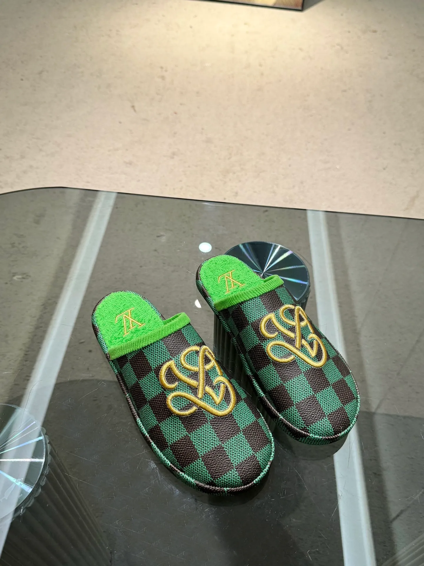 👟👟Ex-factory price 320👟👟 The 2024 couple’s counter features the latest hard goods of LV and Loewe co-branded slippers🆕 ✿Purchase level! Full of high-end feel! A popular model among bloggers at home and abroad, it’s retro and fashionable and looks amazing on your feet! Official website main recommendation code number 35-46